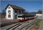 Hinter den Bergen und den drei Tunnels Petits-Monts, Rayat und Châtelard liegt ganz am Rande der Schweiz versteckt die Station Les Brenets der transN; der BDe 4/4 N° 3 wartet auf die