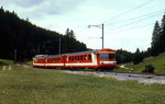 bde-44/507680/mit-dem-steuerwagen-abt-713-voraus Mit dem Steuerwagen ABt 713 voraus ist ein BDe 4/4 II der CJ im Sommer 1997 in der Nähe der einsam gelegenen Station La Combe unterwegs 