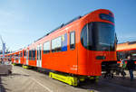 be-410-worbla-2/723900/stadler-rail-praesentierte-auf-der-innotrans Stadler Rail präsentierte auf der InnoTrans 2018 (hier 18.09.2018) den neuen Worbla-Zug Be 4/10 für die RBS (Regionalverkehr Bern-Solothurn), hier in Form von dem RBS Be 4/10 Worbla 02. Bis 2020 sollen alle Mandarinli durch die Worblas bei der RBS ersetzt werden.
Der Triebzug steht hier auf Rollböcke der RailAdventure GmbH („Loco Buggies“).

RBS hat im Juni 2016 bei Stadler in Bussnang 14 vierteilige S-Bahn-Züge vom Typ Be 4/10 Worbla (Elektrischer Niederflurtriebzug) für die Linie S7 bestellt. Die vierteiligen elektrischen Meterspurzüge weisen 2 Triebköpfe am Ende und 3 Jakobs-Laufdrehgestelle als Verbindung zwischen den 4 Wagenkästen auf. Die Züge sind für eine maximale Geschwindigkeit von 100 km/h ausgelegt. Sie sind auf der gesamten Länge von 60 Metern durchgehend begehbar, was die Verteilung der Reisenden im Zug verbessert und das Sicherheitsgefühl erhöht. Die Triebzüge sind klimatisiert und erfüllen die Anforderungen des Behinderten-Gleichstellungsgesetzes. Niederflureinstiege und Schiebetritte zwischen Zug und Bahnsteig erleichtern den Eintritt. Modernste Technologien wie die voll redundante Traktionsanlage inklusive redundanter Leittechnik garantieren eine hohe betriebliche Verfügbarkeit und tiefe Life-Cycle-Kosten.

Technische Mekmale:
- Niederflurwagen in Alu-Leichtbauweise
- Luftgefederte Trieb- und Jakobslaufdrehgestelle
- Optimierte Motorleistung entsprechend des Einsatzes als Stadtbahn-Triebzug für den Betrieb auf Kurzstrecken
- Redundante Antriebsausrüstung (Antriebsstromrichter) in den Endwagen für hohe Ausfallsicherheit
- Acht Einstiegstüren für schnellen Fahrgastwechse
- Niederflureintritte an allen Türen
- Tür-Leuchtmelder (Countdown)
- Türsensor für «handsfree»-Eintritt
- Übersichtliche Plattformen
- Durchgehend begehbar
- Indirekte Beleuchtung
- Großzügige Multifunktionsabteile
- Klimaanlage

TECHNISCHE DATEN:
Bezeichnung: Be 4/10
Name: Worbla
Anzahl Fahrzeuge (geplant): 14
Spurweite: 1.000 mm (Meterspur)
Achsanordnung: Bo‘2‘2‘2‘Bo‘
Länge über Kupplung: 60.000 mm
Fahrzeugbreite: 2.650 mm
Fahrzeughöhe: 3.980 mm
Achsabstand in Drehgestell: 2.000 mm (Triebdrehgestell) / 2.150 mm (Laufdrehgestell)
Trieb- und Laufraddurchmesser: 770 mm (neu)
Höchstgeschwindigkeit: 100 km/h
Max. Leistung am Rad: 4 x 350 kW = 1.400 kW
Anfahrzugskraft: 120 kN (140 kN möglich)
Anfahrbeschleunigung: 1.0m/s² (1.2m/s² möglich)
Sitzplätze: 130
Stehplätze: max. 380
Fußbodenhöhe: 400 mm am Einstieg / 1.000 mm Hochflur
Einstiegbreite: 1 400 mm
Speisespannung: 1.250 V DC
