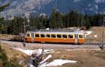 Ein unbekannter Be 4/4 der Bergbahn Lauterbrunnen-Mürren ist im Mai 1980 auf dem Weg von Grütschalp nach Mürren