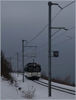 An einem trüben Wintertag ist das  Bipperlisi , heute als Be 4/4 1007 bei der MOB eingereiht, als Regionalzug kurz vor Planchamp unterwegs.