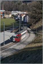 Der TPF Be 4/4 124 mit dem Bt 224 und dem ABt 223 sind als S60 14960 von Bulle auf dem Weg nach Broc-Fabrique und an dieser Stelle schon fast am Ziel der Reise. Die Schmalspurzüge werden bald durch Normalspurzüge aus Bern oder Fribourg abgelöst, am 5. April wird der letzte planmässige Schmalspurzug verkehren. 

2. März 2021