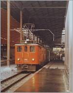 deh-46-de-110/696460/nach-der-ausfahrt-ihres-zuges-in Nach der Ausfahrt ihres Zuges in Luzern, wechselt der SBB Deh 4/6 910 das Gleis um den nächsten Zug Richtung Interlaken bespannen zu können.

Analog Bild vom Sommer 1987