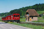 Regionalver Mittelland, RM.
Die knappe Finanzlage machte erfinderisch.
Aus ALT wurde NEU!
Regionalzug auf der Fahrt nach Wasen i.E. mit dem De 4/4 236 + Bt 311  Wasen-Marie  anlsslich der Einfahrt Oberei im Mai 1994, kurze Zeit vor der Umstellung auf Busbetrieb.
Entstanden in eigener Werksttte ist dieser modern wirkende Pendelzug aus zwei ausrangierten BDe 2/4 Triebwagen sowie einem ehemaligen Mitteleinstiegwagen der SBB.  
Erhalten geblieben ist der Streckenabschnitt Sumiswald-Wasen fr den Museumsbetrieb.
Die unter Heimatschutz stehenden eigenartigen Wartehuschen stehen auch im Jahre 2018 noch in Gammenthal, Griesbach, Ei und Oberei.
Verschrottet wurden leider smtliche Pendelzge dieser Bauart aus eigener Produktion.
Foto: Walter Ruetsch