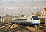 Der Cisalpino ETR 470 „Treno Zero“ ist auf Probefahrt in Lausanne. Der Zug besteht aus drei Teilen: 92 83 94-70 991-1 BAC + 92 83 94-70 992-2 BB + 94 83 54-70 993-3 RAC. Nach dem erfolgreichem Abschluss der Probefahrten übernahm die Slowenische Bahn SZ den Zug und zwei weitere Züge in dieser dreiteiligen Form und stellte sie unter der Baureihe 310 001 - 003 in Betrieb. Sie sind heute noch im Einsatz. Im Gegensatz zum dreiteiligen „Treno Zero“ waren die daraufhin gelieferte Serie der Cisalpino-Züge ETR 470 neunteilig.
Analoges Bild vom April 1996 Der Cisalpino ETR 470 „Treno Zero“ ist auf Probefahrt in Lausanne. Der Zug besteht aus drei Teilen: 92 83 94-70 991-1 BAC + 92 83 94-70 992-2 BB + 94 83 54-70 993-3 RAC. Nach dem erfolgreichem Abschluss der Probefahrten übernahm die Slowenische Bahn SZ den Zug und zwei weitere Züge in dieser dreiteiligen Form und stellte sie unter der Baureihe 310 001 - 003 in Betrieb. Sie sind heute noch im Einsatz. Im Gegensatz zum dreiteiligen „Treno Zero“ waren die daraufhin gelieferte Serie der Cisalpino-Züge ETR 470 neunteilig.
Analoges Bild vom April 1996