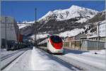 Ein SBB RABe 501  Giruno  rollt leise durch den verschneiten Bahnhof von Airolo in Richtung Süden. 

21. Jan. 2025