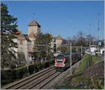 Ein SBB RABe 511  KISS  auf dem Weg nach St-Maurice in unmittelbarer Nähe des Château de Chillon.