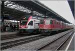 Die SBB Re 4/4 II 11273 (Re 420 273-5) und Re 4/4 II 11269 (Re 420 269-3) in Vielfachsteuerung warten mit ihrem Güterzug in Lausanne die Überholung mit dem RABe 511 119 ab, um dann ihre