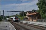 Der SBB LEX RABe 522 228 erreicht als Léman Express SL5 (La Plaine - Genève) den Halt Russin.