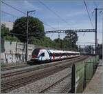4 Geleise, 3 Strecken, 2 Stromsysteme und 1 Zug - zwischen St-Jean und Gen�ve ist der SBB LEX RABe 522 228 als RL5 23042 auf der Fahrt von Gen�ve nach La Plaine. Der Zug f�hrt auf dem nach dem Bau der Strecke nach Gen�ve A�roport verblieben Gleis welches nach SNCF Normen ausgelegt ist und somit mit AC 25000 Volt 50 Hertz elektrifiziert ist. Rechts davon verlaufen die beiden Geleise der Doppelspur von und nach Gen�ve A�roport und ganz rechts im Bild das Gleis nach Annemasse. Diese drei Gleise sind mit der SBB �blichen Stromspannung von 16000 Volt 2/3 Hertz elektrifiziert. Das zweite Gleis von rechts wird bis zur Abzweigung St-Jean auch von den Z�gen nach Annemasse genutzt, was wohl erkl�rt, weshalb auf der Strecke nach Annemasse Rechtsverkehr herrscht. 1. Juni 2026 