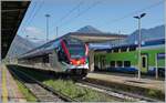 TILO Flirts RABe 524 gehören seit einigen Jahren auf Treniatlia- oder Trenordstrecken alltäglichen Betriebsgeschehen. Aber ein TILO Flirt im Piemont, genauer gesagt in Domodossola, ist dann doch eine Seltenheit. Der SBB TILO RABe 524 102 (UIC 94 85 0 524 012-7 CH-FFS) rollt mit gesenktem Stromabnehme in den Gleichstromteil des Bahnhofs von Domodossola. Allem Anschein nach ist der Triebwagenzug auf Probefahrt. 

22. August 2025