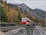 Der TMR RegionAlps RABe 525 041 (UIC 94 85 7525 041-0 CH-RA) hat Sembrancher verlassen und ist nun kurz nach der Abfahrt auf dem Weg nach Orsières.