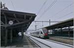 Der TPF RABe 527 193 erreicht als RE Bulle - Bern den Bahnhof von Romont.