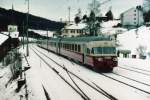 SBB: Beim Eindunkeln eines trüben Wintertages im Jahre 2004 passierte der RAe 1053 das Kirchlein von Travers im Neuenburger Jura.