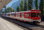 Gefhrt von dem zweite Klasse Steuerwagen mit Niederflur-Gepckanteil (Kofferkuliwagen) MGB BDkt 2232, ex BVZ, erreicht der MGB - Matterhorn-Gotthard-Bahn Regionalzug RE 42 (323) von Fiesch, via Brig