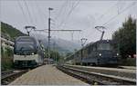 Während in Chernex der MOB Alpina links im Bild rangiert, wartet die MOB GDe 4/4 6002 mit ihrem Panoramic Express auf die Abfahrt nach Montreux.