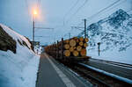 Nun haben die beiden RhB ABe 4/4 III Triebwagen 54  Hakone  und  51  Poschiavo  am 21.03.2023 als PmG (Personenzug mit Gterbefrderung) nach Poschiavo, fahren nun vom hchsten Punkt der Berninabahn,