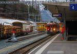 Die beiden RhB ABe 4/4 III Triebwagen 54  Hakone  und  51  Poschiavo  erreichen am 21.03.2023, als RhB-Regionalzug von St.