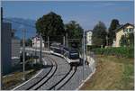 Blick auf den neu gestalteten Bahnhof von St-Légier Gare mit einem nach Blonay ausfahrenden ABeh 2/6.