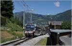 Der von Sarah Morris als  Monarch  gestaltete MOB Be 4/4 5001 mit seinen Steuerwagen ABt 341 und Bt 241 als Regionalzug 2418 von Rougemont nach Zweisimmen unterwegs und verlässt nach einem kurzen