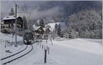 Der von Sarah Morris als  Monarch  gestaltete MOB Be 4/4 5001 mit seinen Steuerwagen Bt 241 und ABt 341 ist bei Les Avants auf dem Weg von Zweisimmen nach Montreux.