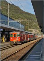 Der MGB Deh 4/4 mit seinem Regionalzug 218 von Zermatt nach Brig beim Halt im Bahnhof von Visp.