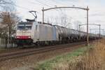 BLS 186 498 zieht ein Kesselwagenzug durch Hulten am 23 Februari 2022.