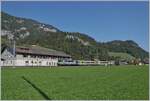 Eine BLS Re4/4 II ist mit ihrem RE von Interlaken nach Zweisimmen bei Boltigen unterwegs.