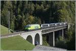 Die BLS Re 465 002 (UIC 91 85 4465 002-4) fährt mit ihrem GoldenPass Express GPX 4068 von Montreux nach Interlaken Ost bei Weissenburg über die Bunschenbach Brücke.