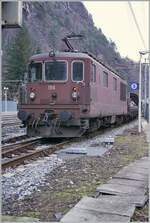 Mit der am Schluss schiebenden BLS Re 4/4 194 erreicht der Autotunnelzug die Verladerampe on Iselle.