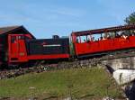 Die Diesellok BRB 9 schieb den Zug am 01.10.2011 von Brienz zum Brienzer Rothorn hinauf.