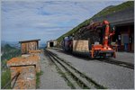 Nach einem guten Abendessen und einer Übernachtung fragte ich mich, wie das Berghotel versorgt wird. Die Anwort sah ich am Morgen im Bahnhof von Brienzer Rothorn: Ein  Versorgungszug  war am frühen Morgen schon auf den Berg gefahren und wird nun be- und entladen.
8. Juli 2016