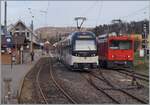 MOB HGem 2/2 2501 (ex CEV MVR) und CEV MVR ABeh 2/6 7508 in Blonay; während der HGem 2/2 sich auf einer Schulungsfahrt befindet, wartet der SURF auf einen neuen Einsatz.