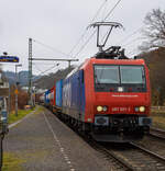 Die an die TX Logistik AG vermietete Re 482 021-3 (91 85 4482 021-3 CH-SBBC) der SBB Cargo AG fährt am 15.01.2022, mit einem HUPAC-KLV/Container-Zug durch Scheuerfeld (Sieg) in Richtung