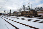 Vierachsiger Drehgestell-Taschenwagen für den Transport von Sattelaufliegern und Container 83 85 4512 020-9 CH-HUPAC der Gattung Sdgmnss (Talbot T3) der HUPAC Intermodal SA, im Zugverband am