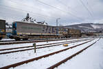 Vierachsiger Drehgestell-Taschenwagen für den Transport von Sattelaufliegern und Container 33 85 4506 535-5 CH-HUPAC der Gattung Sdgnss (T4) der HUPAC Intermodal SA, im Zugverband am 21.01.2023