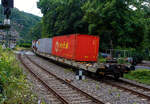 Eher ein Exot unter den Taschenwagen, der niedriggelegte achsachsige Doppelwagen Mega I, 33 85 459 6 036-5 CH-HUPAC, der Gattung Saadggns, der HUPAC Intermodal SA (Chiasso), am 01 August 2025 im Zugverband bei einer Zugdurchfahrt im Bahnhof Kirchen/Sieg, hier beladen mit zwei 30`-Container. Die Wageneinheit ist über eine sogenannte Kurzkupplung realisiert. So ist es einer 2x4-achsigen Wageneinheit, also vier Drehgestellen (acht Achsen) pro Wageneinheit.

Diese Wagen wurden in einer Serie von 45 Stück 1994 von der Ferriere Cattaneo SA in Giubiasco (Tessin/CH). Leider sind im Netz keine Datenblätter vorhanden, so kann ich den Wagen nur nach den Anschriften und eigener Sichtung beschreiben.

Diese Güterwagen sind zum Transport von kranmanipulierbaren Sattelaufliegern und genormten Wechselbehältern / Containern an allen europäischen Eisenbahnstrecken mit Normalspurweite bestimmt, auch bekannt als intermodaler Verkehr. Durch die niedrig gelegte Ladefläche können C 70-400 kodifizierte Jumbo-Wechselbehälter bis Norditalien und High-Cube-Container bis Süditalien auf der Gotthardstrecke transportiert werden.

TECHNISCHE DATEN:
Spurweite: 1.435 mm (Normalspur)
Länge über Puffer: 35.570 mm
Drehzapfenabstände: 13.300 mm /4.940 mm / 13.300 mm
Achsabstand in den Drehgestellen: 1.800 mm
Laufraddurchmesser: 840 mm (neu)
Ladelänge: 2 x 15.850 mm (ca. 2 x 52`)
Höhe der Ladeebene für Container/WB über SOK: 940 mm
Höhe der Tasche (für Sattelanhänger) über SOK: 270 mm
Eigengewicht: 33.000 kg
Max. Zuladung: 92,0 t (ab Streckenklasse A)
Max. Gewicht eines Sattelanhängers (je Wageneinheit): 38,5 t
Höchstgeschwindigkeit: 100 km/h (beladen) / 120 km/h (leer)
Bremse: O-GP-A (K) – 2 x 46 t
Bremssohle: Jurid 838 (Komposit-Bremssohlen)
Feststellbremse: Ja, jeweils an den mittleren Drehgestellen
Kleinster befahrbarer Gleisbogen: R 80 m
Verwendungsfähigkeit: RIV (Regolamento Internazionale Veicoli)

Die Bedeutung der Gattungs- und Kennbuchstaben (hier Saadggns):
S - Drehgestell-Flachwagen in Sonderbauart
aa - mit acht oder mehr Radsätzen
d - für den Transport von Straßenfahrzeugen eingerichtet
gg - für den Transport von Containern über 60 Fuß eingerichtet
n - mit sechs oder mehr Radsätzen höchste Lastgrenze über 75 
s - Höchstgeschwindigkeit (beladen) bis zu 100 km/h
