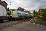 Sechsachsiger Gelenk-Taschenwagen (DTW / Doppeltaschenwagen in Gelenkbauart), 37 80 4992 743-7 D-MFDR der Gattung Sdggmrs M8, der MFD Rail GmbH (Rotkreuz/CH), am 09 Oktober 2025 im Zugverband bei der Zugdurchfahrt in Kirchen/Sieg beim Bü km 121,192.
Diese Wagen vom Typ T3000e wurde von Tatravagónka a.s. in Poprad (Slowakei) ab 2015 gebaut, die Entwicklung und Konstruktion ist von der Ferriere Cattaneo SA in Giubiasco (Schweiz). Mögliche Ladeeinheiten sind zwei kranmanipulierbare Sattelauflieger (mit Lenkachse), Mega-Trailern, Wechselbehältern und 20-, 30-, 40- und 45-Fuß-Containern.
TECHNISCHE DATEN:
Spurweite: 1.435 mm (Normalspur)
Länge über Puffer: 34.200 mm
Drehzapfenabstand: 2 x 14.200 mm
Achsabstand in den Drehgestellen: 1.800 mm
Laufraddurchmesser: 920 mm (neu) / 860 mm (abgenutzt)
Ladelänge: 2 × 16.100 mm
Eigengewicht: 36.300 kg
Max. Zuladung bei Lastgrenze S: 98,7 t (ab Streckenklasse D)
Max. Geschwindigkeit: 100 km/h (Lastgrenze S) / 120 km/h (leer)
Kleinster befahrbarer Kurvenradius: R 75 m (R 150 m im Zugverband)
Bremse: 2 x KE-GP-A (K)
Bremssohle: Jurid 816 M 250
Feststellbremse: Ja, am mittleren Drehgestell
Intern. Verwendungsfähigkeit: TEN – GE Sechsachsiger Gelenk-Taschenwagen (DTW / Doppeltaschenwagen in Gelenkbauart), 37 80 4992 743-7 D-MFDR der Gattung Sdggmrs M8, der MFD Rail GmbH (Rotkreuz/CH), am 09 Oktober 2025 im Zugverband bei der Zugdurchfahrt in Kirchen/Sieg beim Bü km 121,192.
Diese Wagen vom Typ T3000e wurde von Tatravagónka a.s. in Poprad (Slowakei) ab 2015 gebaut, die Entwicklung und Konstruktion ist von der Ferriere Cattaneo SA in Giubiasco (Schweiz). Mögliche Ladeeinheiten sind zwei kranmanipulierbare Sattelauflieger (mit Lenkachse), Mega-Trailern, Wechselbehältern und 20-, 30-, 40- und 45-Fuß-Containern.
TECHNISCHE DATEN:
Spurweite: 1.435 mm (Normalspur)
Länge über Puffer: 34.200 mm
Drehzapfenabstand: 2 x 14.200 mm
Achsabstand in den Drehgestellen: 1.800 mm
Laufraddurchmesser: 920 mm (neu) / 860 mm (abgenutzt)
Ladelänge: 2 × 16.100 mm
Eigengewicht: 36.300 kg
Max. Zuladung bei Lastgrenze S: 98,7 t (ab Streckenklasse D)
Max. Geschwindigkeit: 100 km/h (Lastgrenze S) / 120 km/h (leer)
Kleinster befahrbarer Kurvenradius: R 75 m (R 150 m im Zugverband)
Bremse: 2 x KE-GP-A (K)
Bremssohle: Jurid 816 M 250
Feststellbremse: Ja, am mittleren Drehgestell
Intern. Verwendungsfähigkeit: TEN – GE
