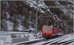 Eine  MGB HGe 4/4 verlässt Täsch Richtung Zermatt.