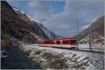 Ein  Zermatt-Shuttle  auf dem Weg ins Autofreie Zermatt kurz nach Täsch.