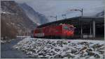 Eine HGe 4/4 mit einem Reisezug von Zermatt Richtung Visp beim Halt in Täsch.