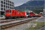 Die MGB HGe 4/4 II  Monte Rosa  verlässt mit dem Glacier Express den Bahnhof von Brig; im Hintergrund steht die die FO HGe 4/4 36 (Baujahr 1948) mit dem  Glacier Pullman Express .