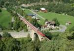 Ein MGB Regionalzug hat die Station Grengiols verlassen und berquert nun einen Viadukt um dann im anschlieenden Kehrtunnel an Hhe zu gewinnen.