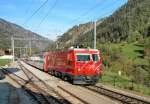 Glacier Express bei der Durchfahrt in Mrel.