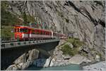 Schöllenenbahn Impressionan (Strecke Andermatt - Göschenen) bei der  Teufelsbrücke  mit MGB Regionalzügen von und nach Göschenen.