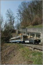 Auf 80 cm Spurweite von Montreux auf den Rochers de Naye: Bei Toveyre fhrt ein Zug mit zwei Vorstellwagen bergwrts.