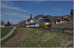 Die MOB GDe 4/4 6003 ist mit ihrem GoldenPass Zug bei Planchamp auf der Fahrt in Richtung Montreux.