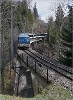 Der MOB Regionalzug von Zweisimmen nach Montreux ist kurz vor Sendy-Sollard auf der 93 Meter langen Pont Gardiol über den Bois des Chenaux unterwegs.