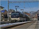 Die MOB Ge 4/4 8002 mit ihrem Golden Pass Express (GPX) beim Halt in Montbovon.