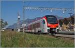 Nach lngerem Suchen endlich gefunden bzw. die Gelegenheit bekommen ein Foto zu bekommen: in Bex steht der neue RegionAlps RABe 533 703. Dahinter der SBB RABe 531 002. Interessanterweise ist der  RegionAlpes Triebzug trotz unterschiedlicher Farbgebung, einer anderen Einteilung der 1. Klasse und einer anderen Baureihen Bezeichnung ein SBB Triebzug, wie jedenfalls die UIC Nummer verkndet: RABe 94 85 0 533 703-0 CH-SBB. 30. Oktober 2024